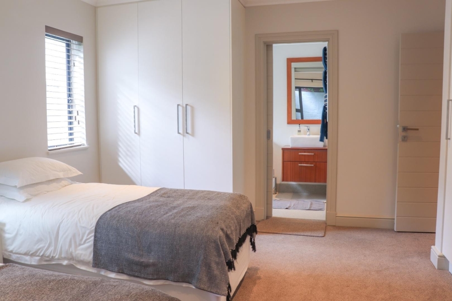 To Let 6 Bedroom Property for Rent in Voelklip Western Cape